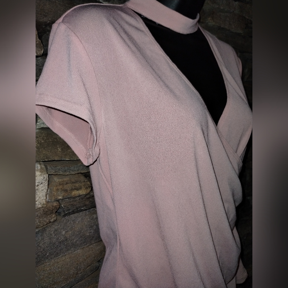 By & By NWT pale pink short sleeve blouse, v neck chocker neck - Picture 6 of 8